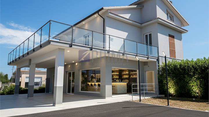 Ancona-baraccola- edificio indipendente in zona strategica