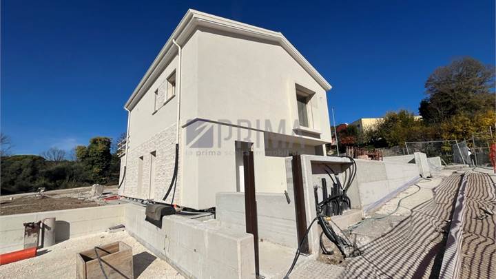  Nuova costruzione con giardino 