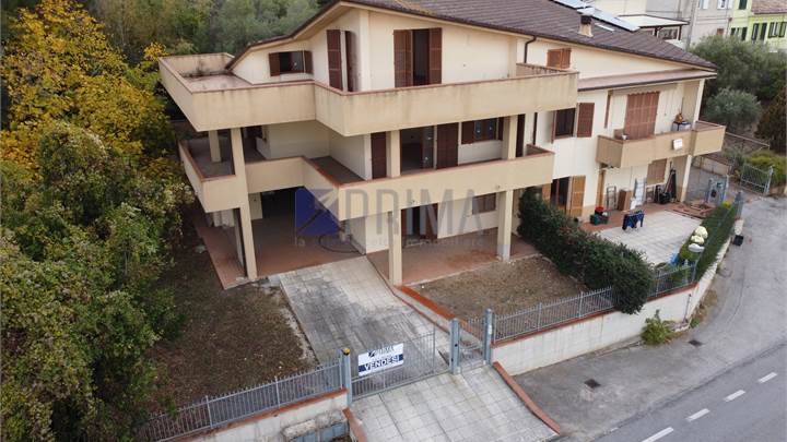 La Tua villa ideale: pronta da abitare con giardino privato, terrazze e mansarda