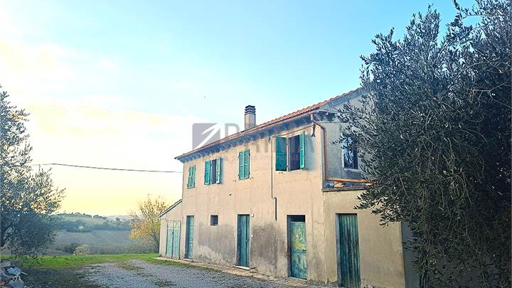 In vendita casa singola abitabile con terreno agricolo