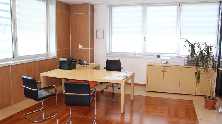 Ufficio ammobiliato con ampio box e 2 posti auto in ottimo stato.