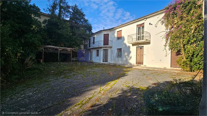 Complesso residenziale con tre unità, giardino esclusivo e ampi accessori