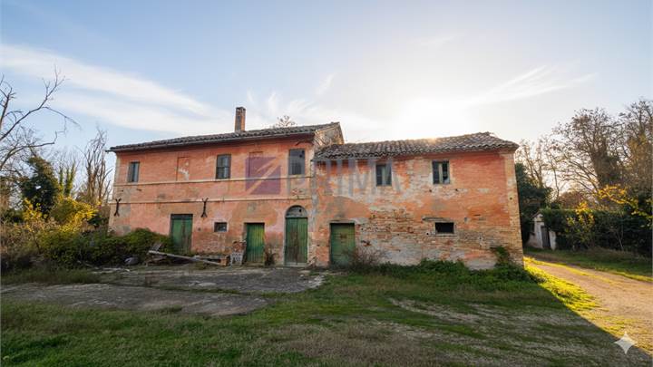 Tenuta rustica con oltre 7 ettari di terreno