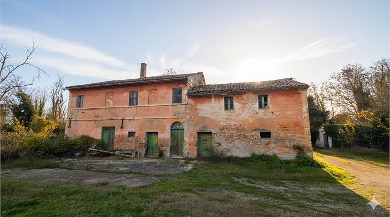 Tenuta rustica con oltre 7 ettari di terreno
