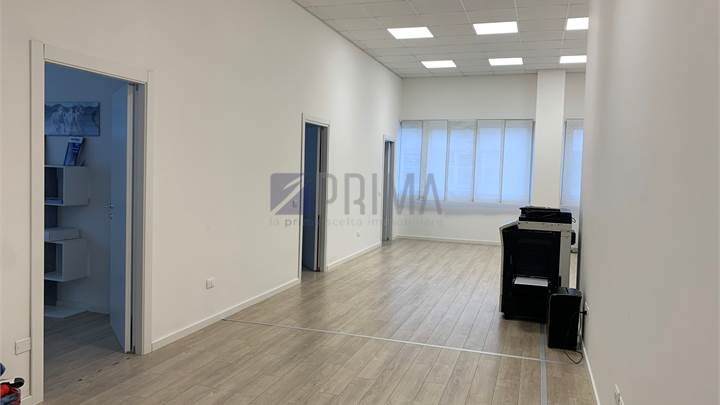 Ampio Ufficio in Affitto ad Ancona, Zona Baraccola