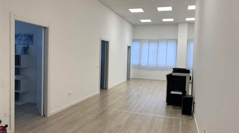 Ampio Ufficio in Affitto ad Ancona, Zona Baraccola