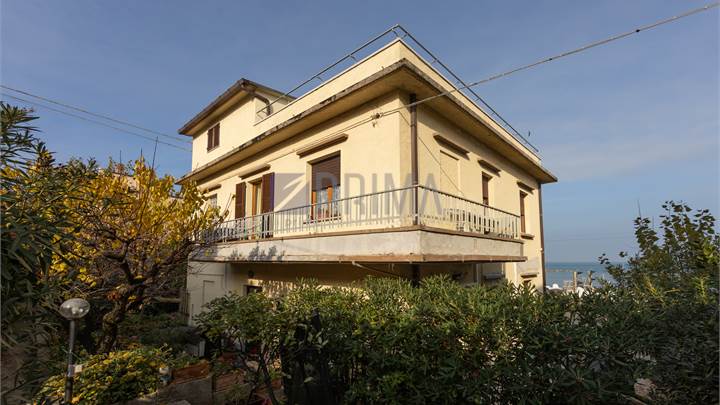 Casa singola con possibilità di bifamiliare