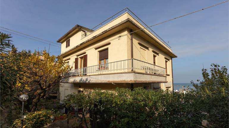 Casa singola con possibilità di bifamiliare