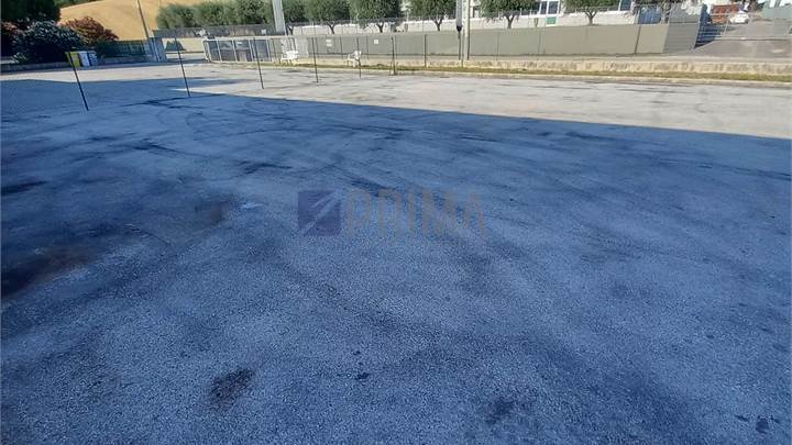 Porzione di capannone in affitto ad Osimo