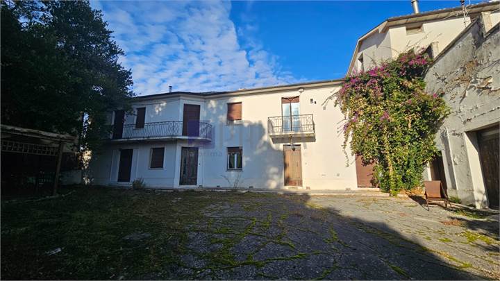 Complesso residenziale con tre unità, giardino esclusivo e ampi accessori