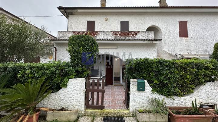 Appartamento a due passi dal mare con corte e posto auto