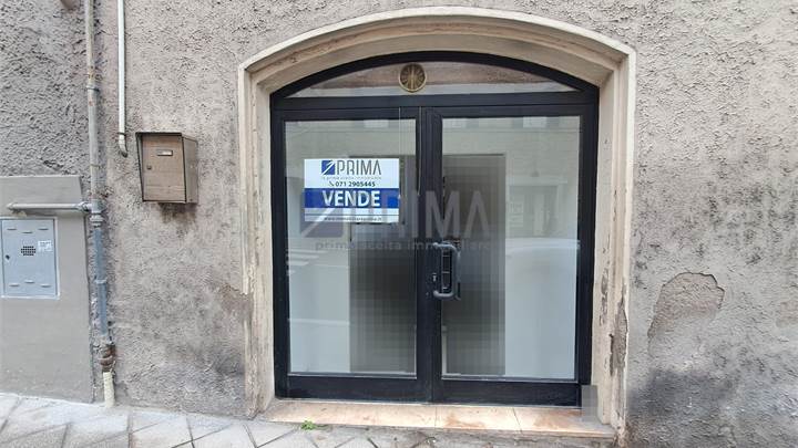 Negozio al centro con corte