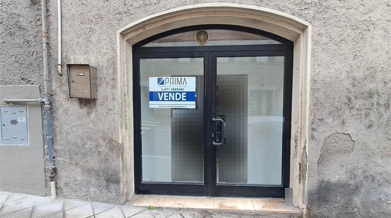 Negozio al centro con corte