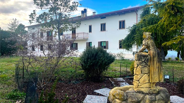 RIF259MP CASA INDIPENDENTE CON 4 APPARTAMENTI CORTE, GARAGE 