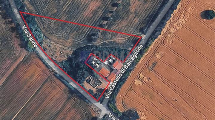 Compendio immobiliare con corte e terreno – Via Saline