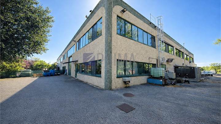 Capannone con uffici, laboratori in posizione strategica 