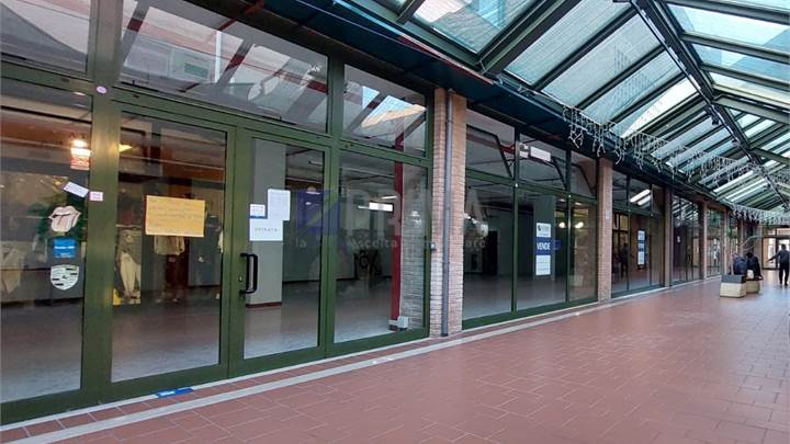 Ampio negozio in centro commerciale
