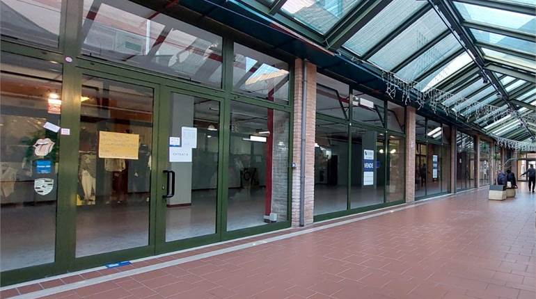 Ampio negozio in centro commerciale