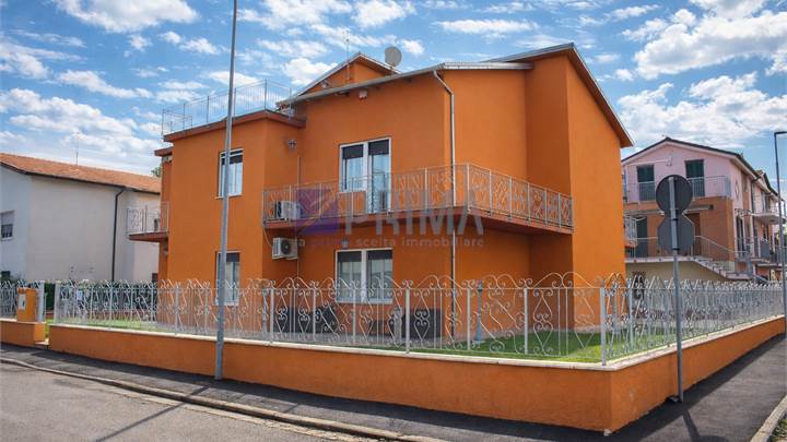 Casa singola bifamiliare con corte esclusiva