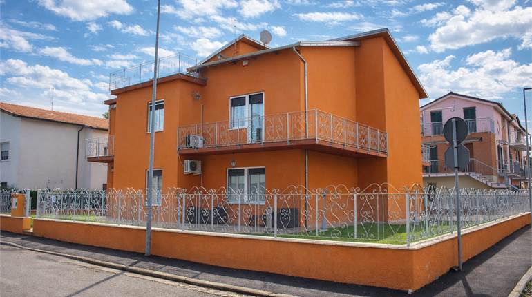 Casa singola bifamiliare con corte esclusiva