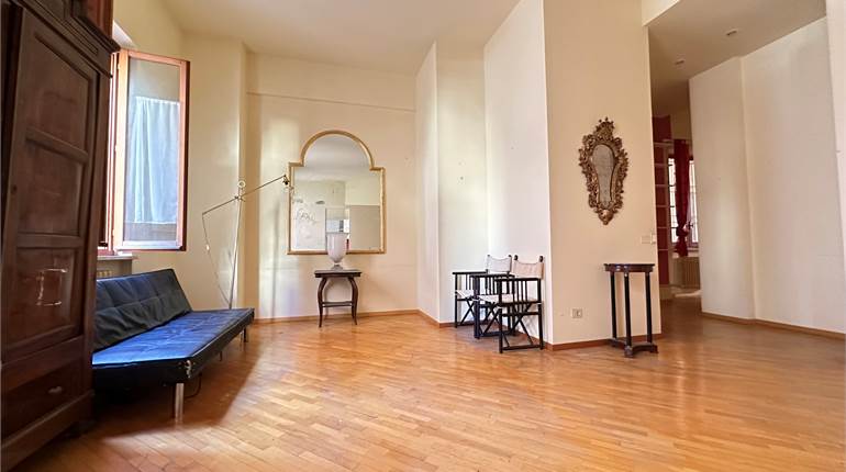 Bilocale spazioso in Via Degli Orefici con ascensore 