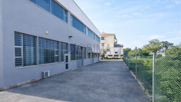 Ampio magazzino in affitto con corte privata 