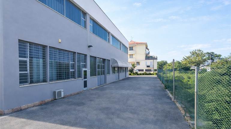 Ampio magazzino in affitto con corte privata 