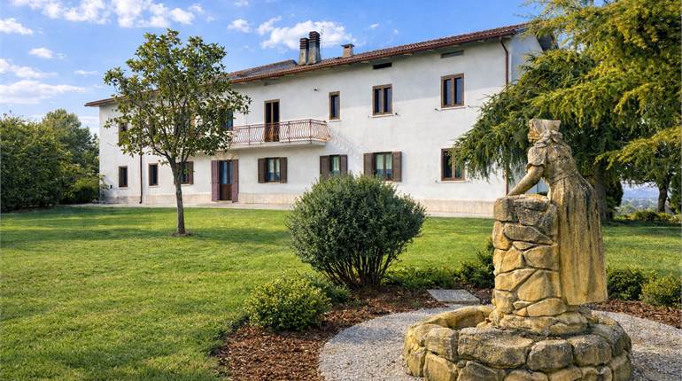 Casa indipendente con 4 appartamenti, corte e garage 