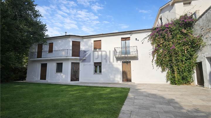 Complesso residenziale con tre unità, giardino esclusivo e ampi accessori