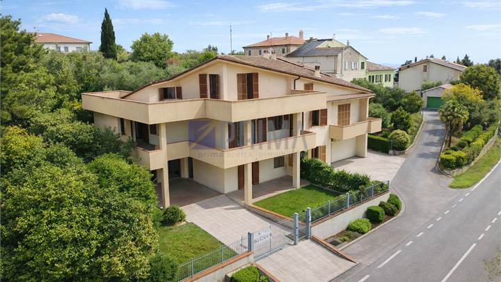 La Tua villa ideale: pronta da abitare con giardino privato, terrazze e mansarda
