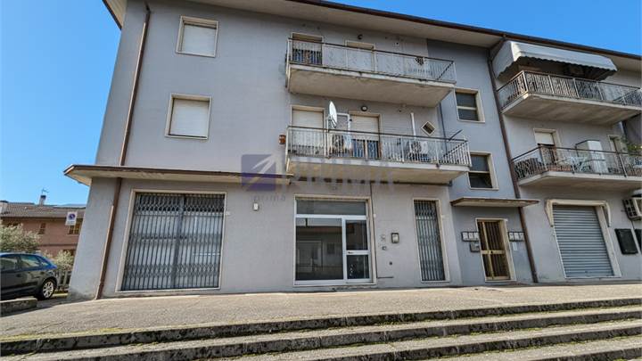 Investimento a Moie: Negozio di 100 mq locato con 2 vetrine e rendita garantita
