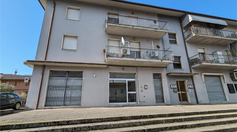 Investimento a Moie: Negozio di 100 mq locato con 2 vetrine e rendita garantita