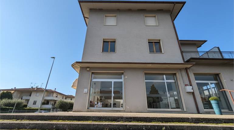 Investimento a Moie: Negozio con 4 vetrine e rendita garantita