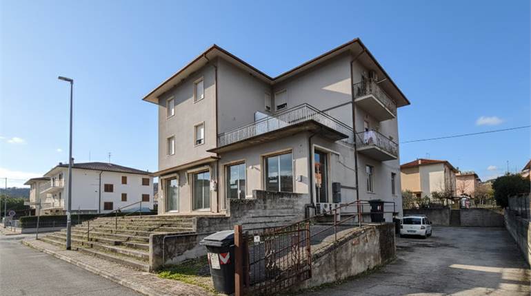 Moie : Negozio di 111 mq a reddito con sei vetrine in zona piscina comunale