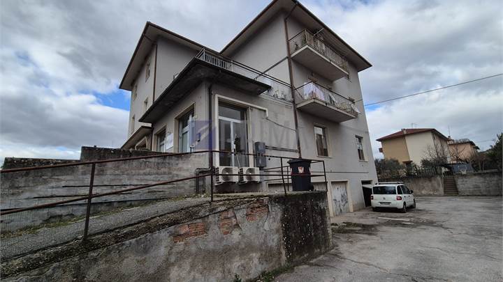 Moie: Magazzino a reddito di 126 mq in zona Piscina Comunale