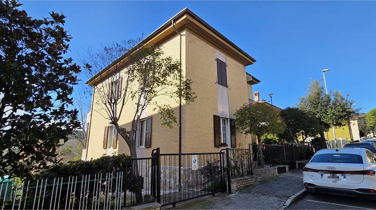 Appartamento in Villetta  bifamiliare con grandi ambienti e giardino