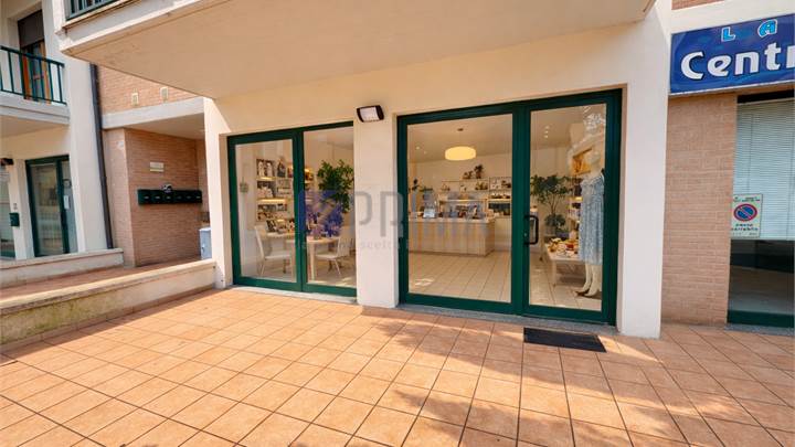 Negozio in locazione a Borghetto di Monte San Vito