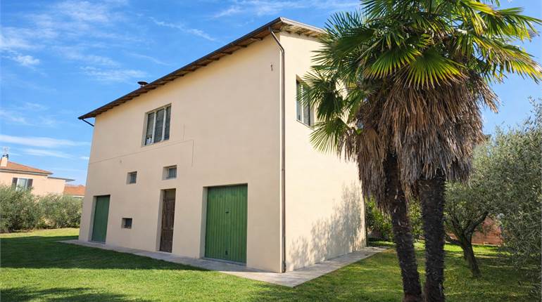 Spazio, privacy e potenzialità: casa singola con terreno edificabile