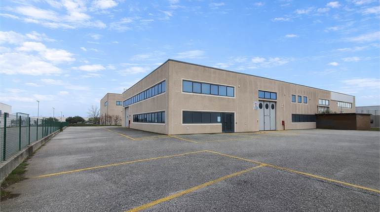 Capannone industriale con ampia corte, uffici e magazzino