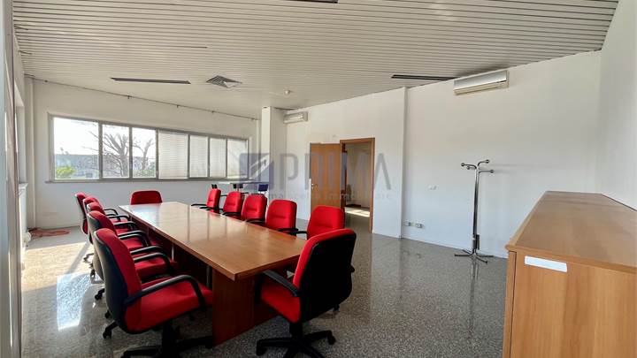 Ancona Baraccola  Ampio magazzino 