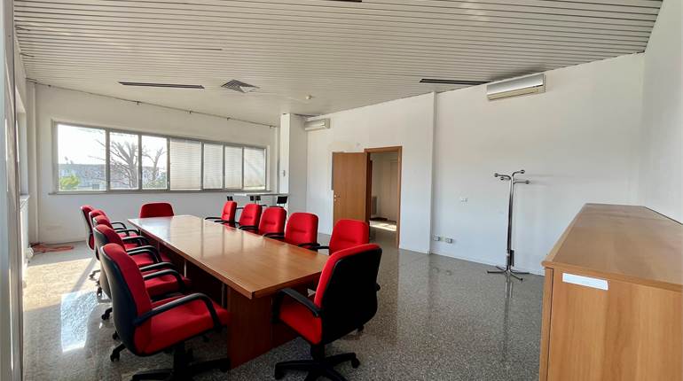 Ancona Baraccola  Ampio magazzino 