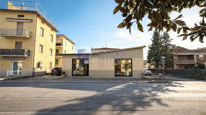 Edificio commerciale con corte esclusiva