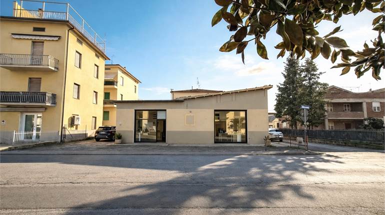 Edificio commerciale con corte esclusiva