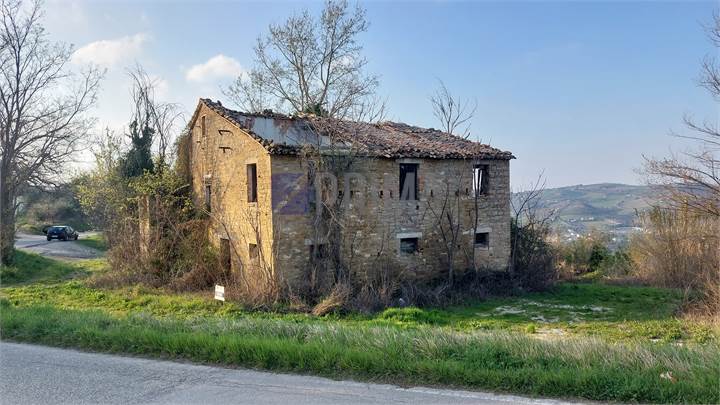Rudere panoramico con terreno agricolo
