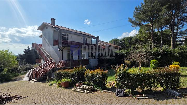 Porzione di casa con ampio giardino