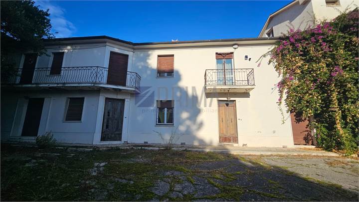 Complesso residenziale con tre unità, giardino esclusivo e ampi accessori