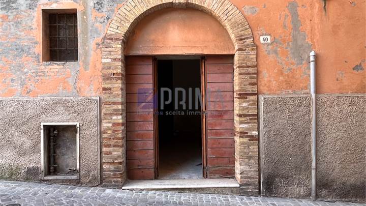 Locale uso negozio in centro storico ad Ancona