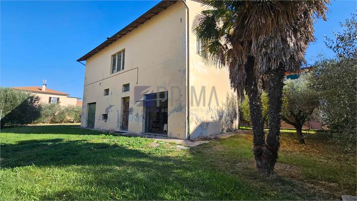 Spazio, privacy e potenzialità: casa singola con terreno edificabile