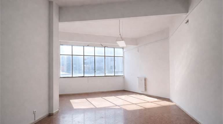 Ancona Via Martiri della Resistenza -  locale commerciale in vendita