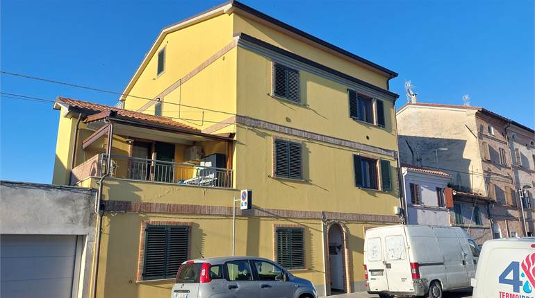 Chiaravalle ampio bilocale con terrazzo e garage in centro